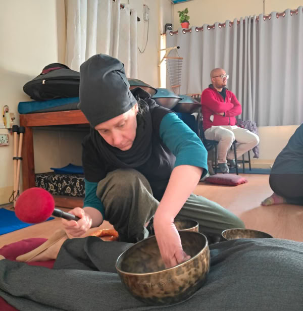 Ich gebe eine Klangschalen-Massage während des Kurses